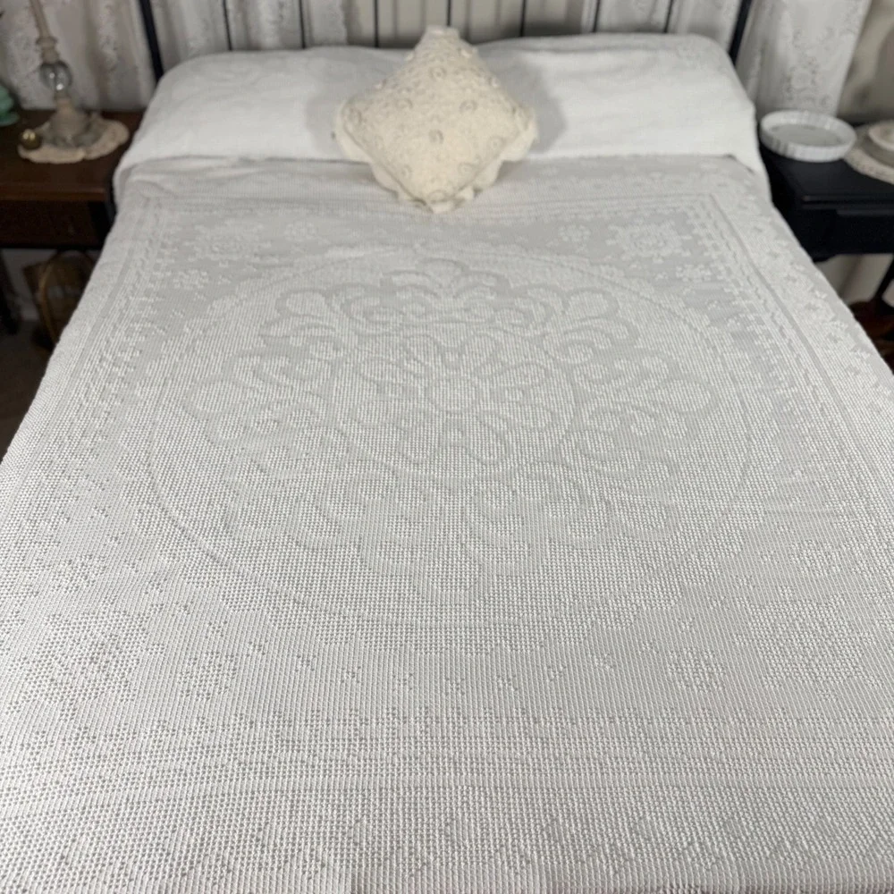 Vintage White Chenille Bedspread Double Queen Medallion Candlewick Spread Fringe